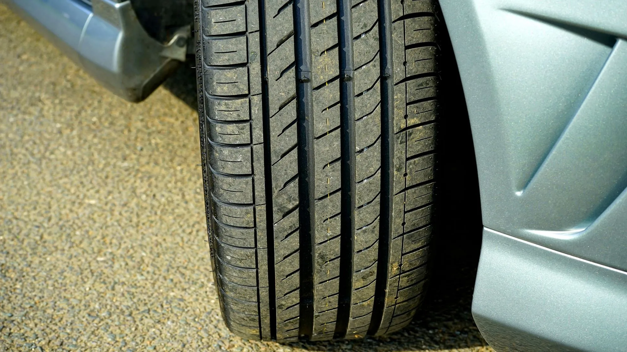 Measuring tire tread depth and inspecting uneven wear on a used vehicle